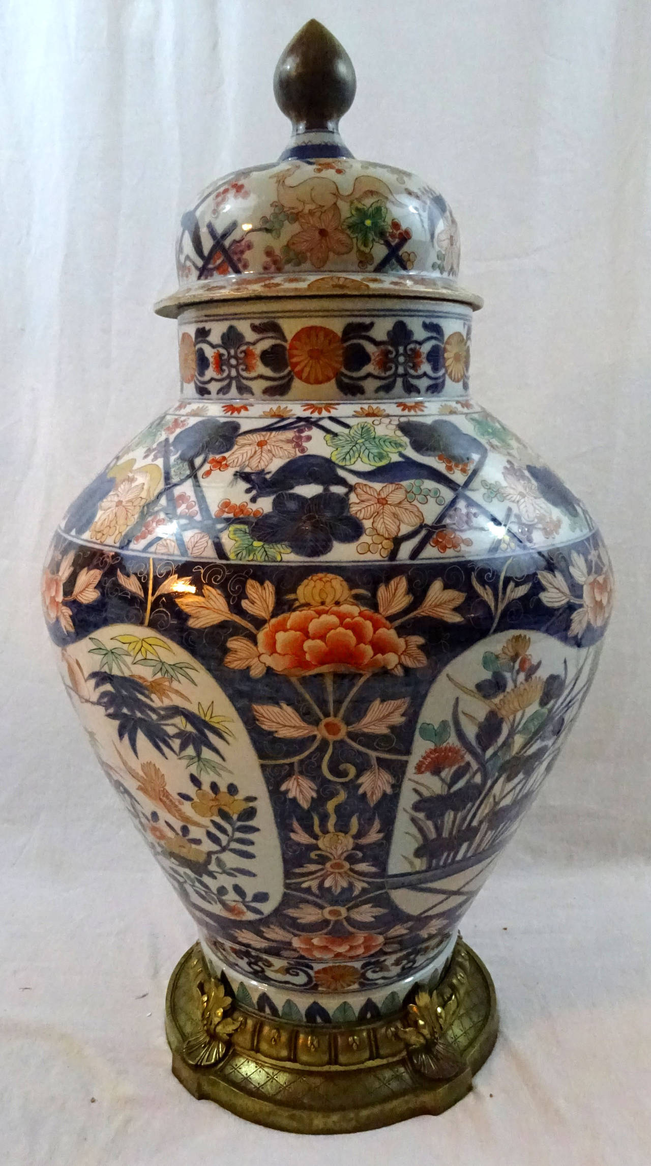 Early 19th Century Chinese Porcelain Vase in the Imari Taste For Sale 4
