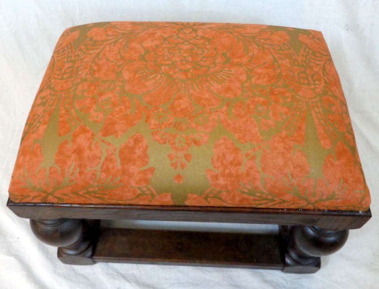 Early 20th Century English Tudor Style Footstool  In Excellent Condition In Dallas, TX