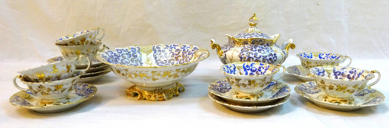 Partial tea service in blue and white with gilt decoration consisting of 18 pieces:

Seven cups - 2
