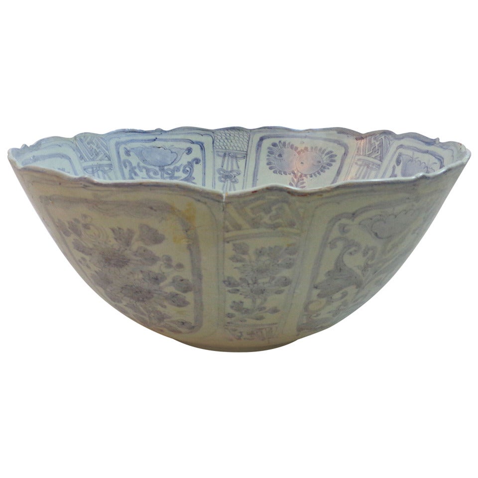 17th Century Hatcher Blue and White Porcelain Large Bowl