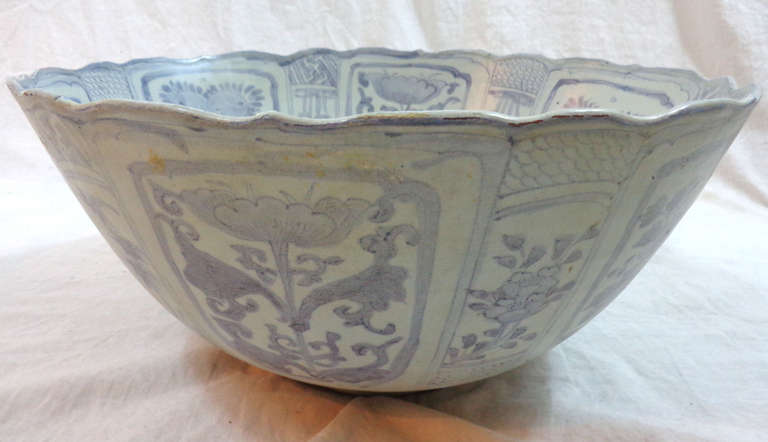 18th Century and Earlier 17th Century Hatcher Blue and White Porcelain Large Bowl
