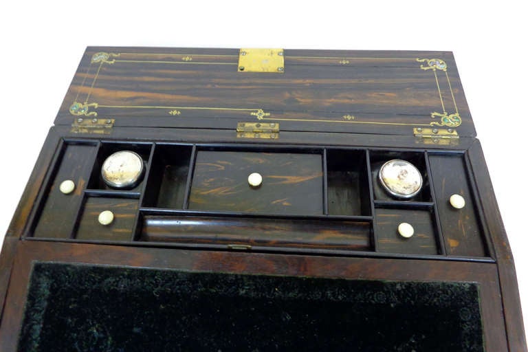 Writer's Box inlaid with Mother-of-Pearl In Good Condition For Sale In Dallas, TX