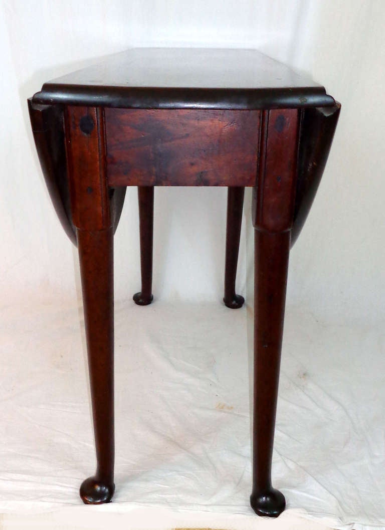George II Style round red walnut drop-leaf table.

Top expands to 39