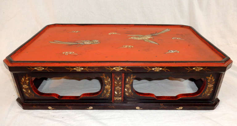 Red and Black Lacquer Tray with Mother-of-pearl Inlays of Birds