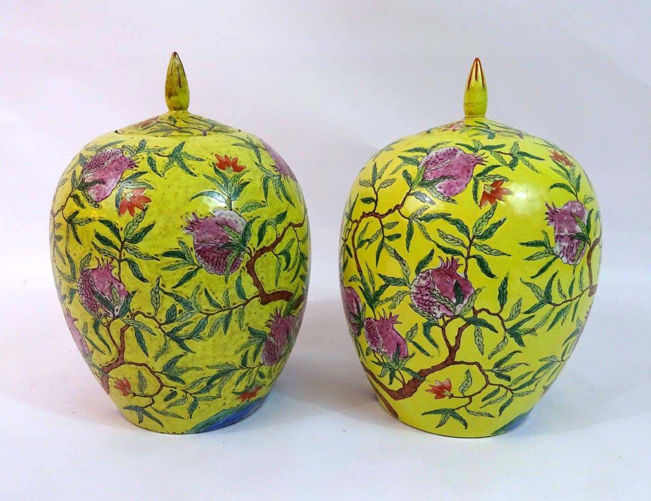 Pair of Early 20th Century Chinese Famille Jaune Covered Vases In Excellent Condition In Dallas, TX