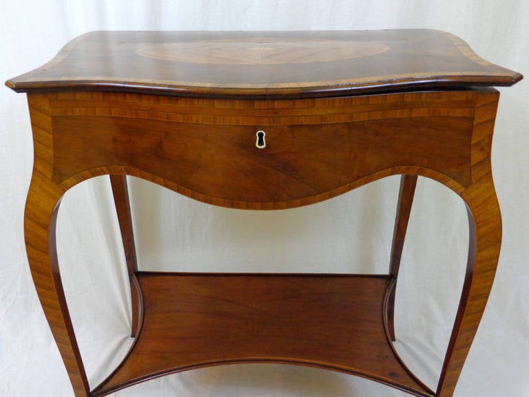 18th century Hepplewhite period dressing table of satinwood with mahogany panels, the locking flip-top opens to expose the interior which contains a tilting mirror and fitted compartments, all very original. The design is very light and delicate