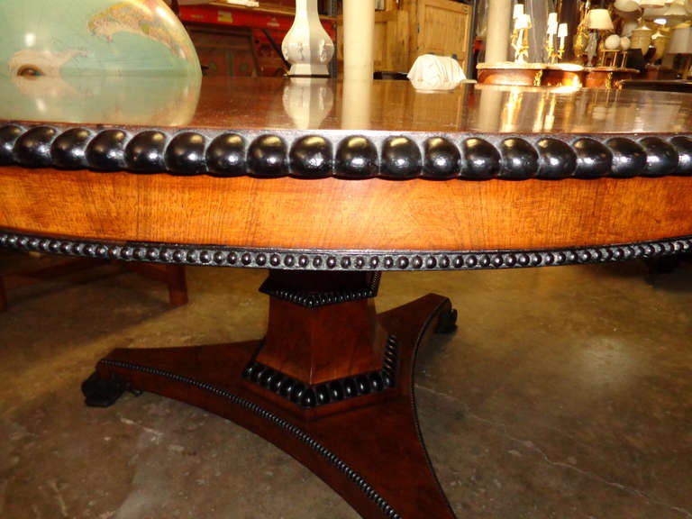 20th c. Round Table in Rosewood with Ebonized Trim In Excellent Condition In Dallas, TX