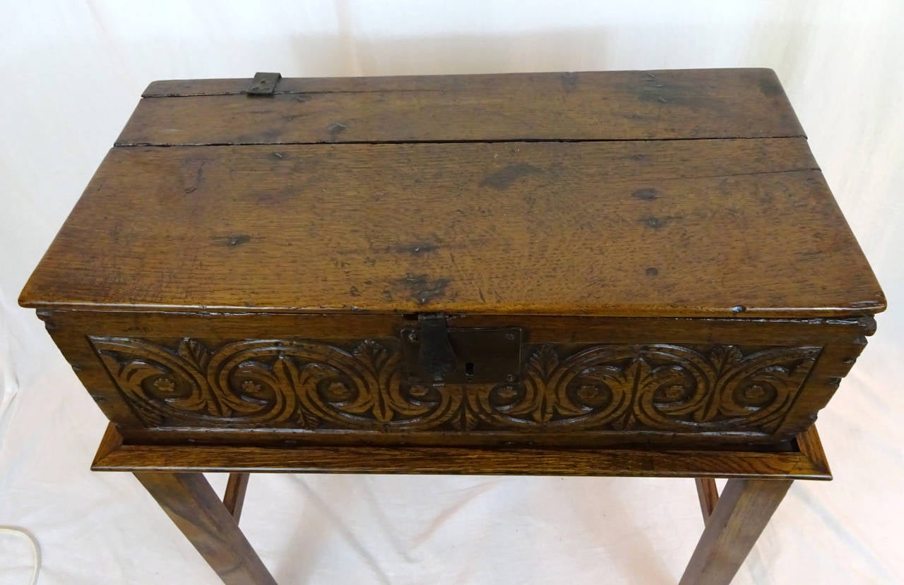 19th Century English Carved Wooden Box on Stand In Excellent Condition In Dallas, TX