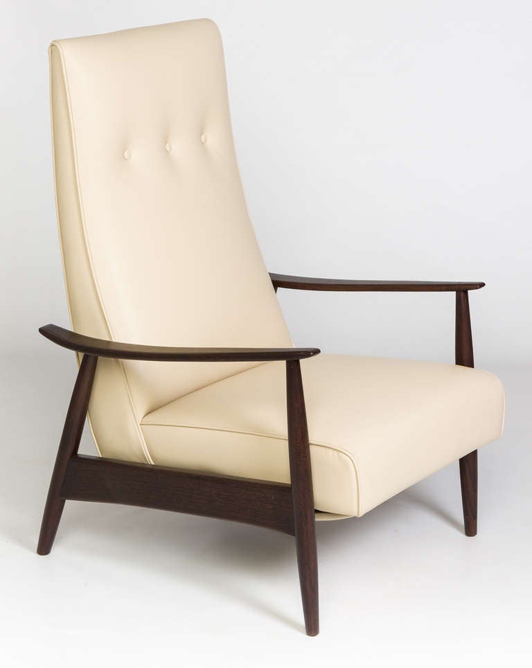 Milo Baughman reclining lounge chair.  Thayer Coggin USA , circa 1960's.  Leather with teak frame reclining chair by Milo Baughman.  Clean lines.

28.5 w x 32 d x 41.5 h inches