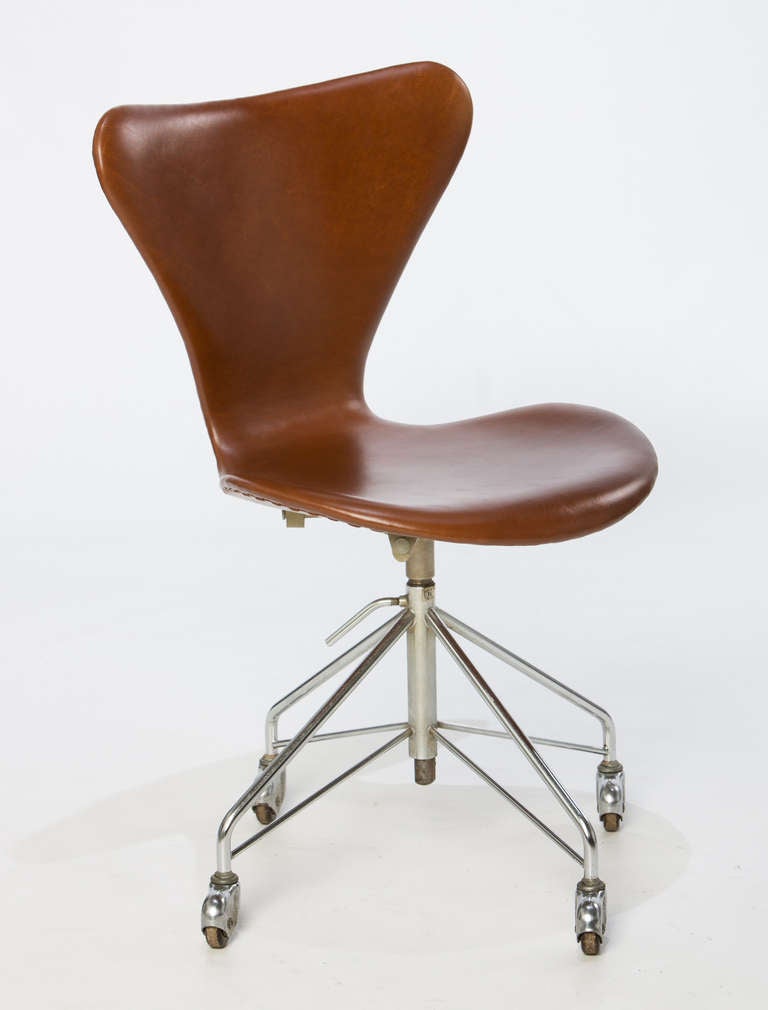 Arne Jacobsen

Sevener chair, model 3117

Fritz Hansen
Denmark , 1955
leather, matte chrome-plated steel, plastic
23 w x 21 d x 32.5 h inches