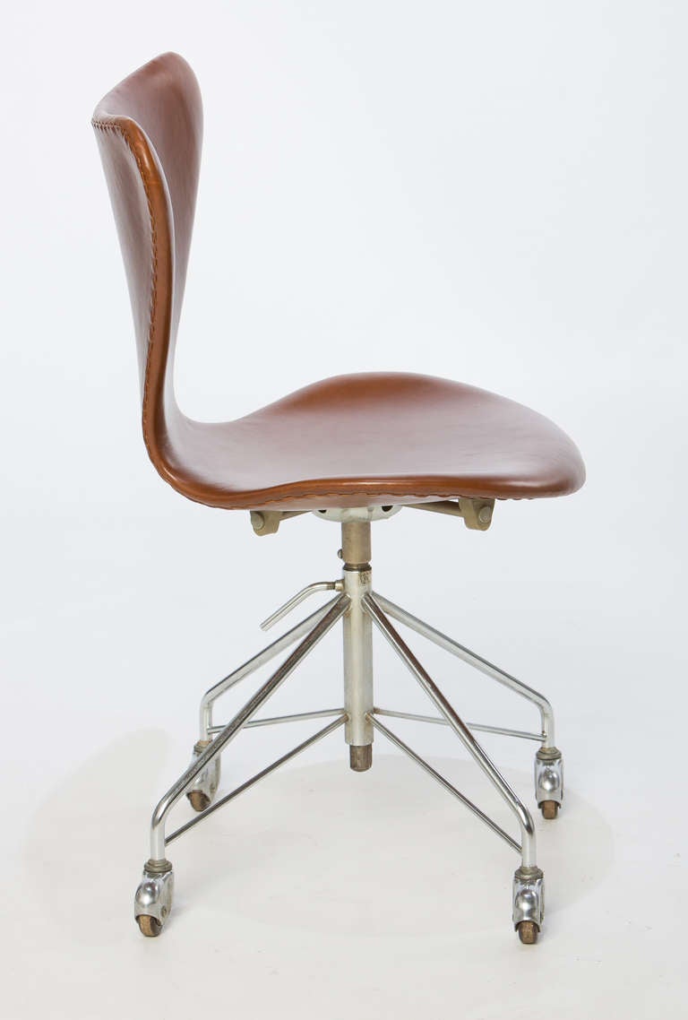 Mid-Century Modern Arne Jacobsen Sevener Chair Model 3117