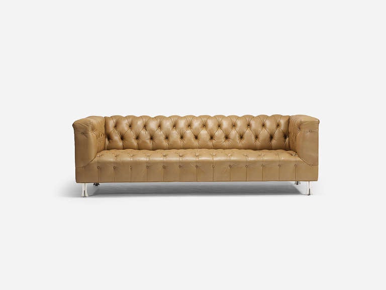 John Vesey sofa.
From an important estate.

John Vesey Inc.
USA, circa 1967.
Leather with aluminum legs.
Measures: 95 W x 38 D x 31 H inches.
241 W x 96.5 D x 78.7 H cm.

Matched pair available.
