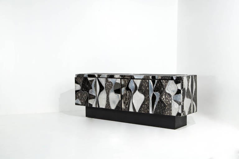Signed Paul Evans Argente cabinet in original unrestored condition.

Paul Evans Studio for Directional,
USA, 1965
Welded aluminum, lacquered wood, slate, welded steel with original base. 
Configured for wall mounting.
Measures: 84 W x 21 D x