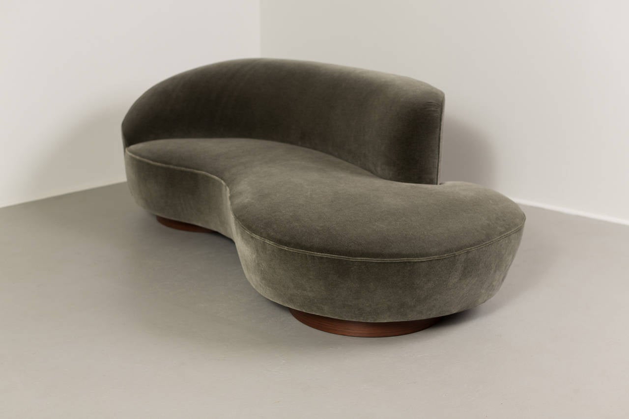 Vladimir Kagan sofa newly upholstered in mohair with rosewood circular bases. 

Directional, circa 1970.
Mohair, rosewood.