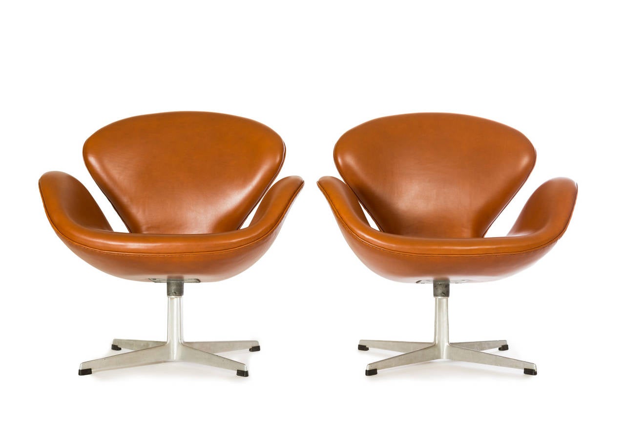 Pair of Arne Jacobsen Swan Chairs 2
