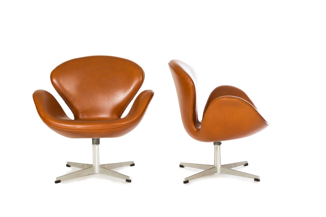 Pair of Arne Jacobsen Swan Chairs In Excellent Condition In Houston, TX