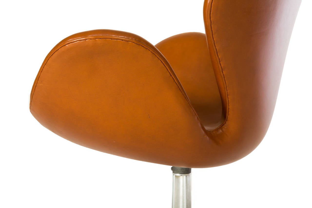 Mid-20th Century Pair of Arne Jacobsen Swan Chairs