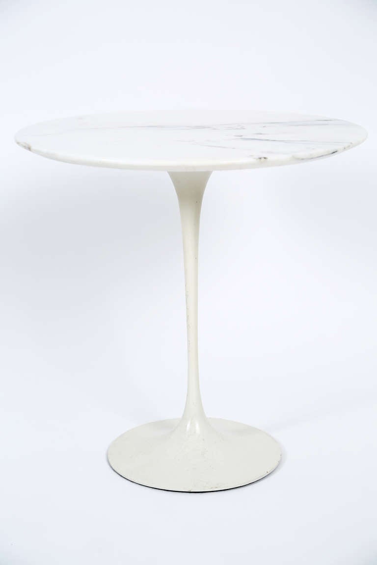 Eero Saarinen
round occasional table
Knoll
USA , 1960s
marble, enameled steel