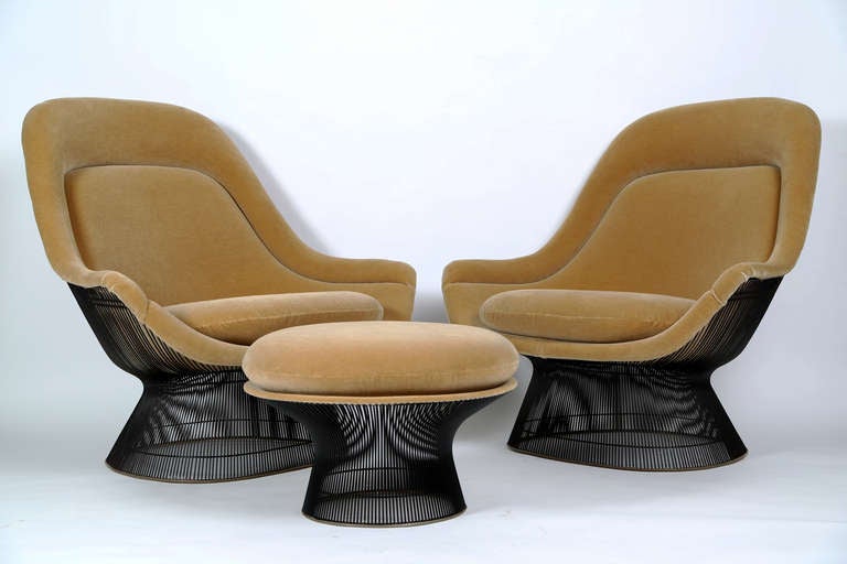 Warren Platner

two lounge chairs and a ottoman
Knoll International
USA , 1966
plated steel, upholstery
41.5 w x 37.5 d x 39.5 h inches