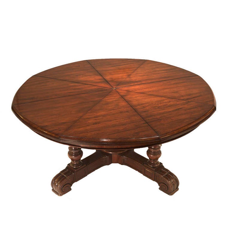 English A William IV mahogany circular extension dining table. For Sale