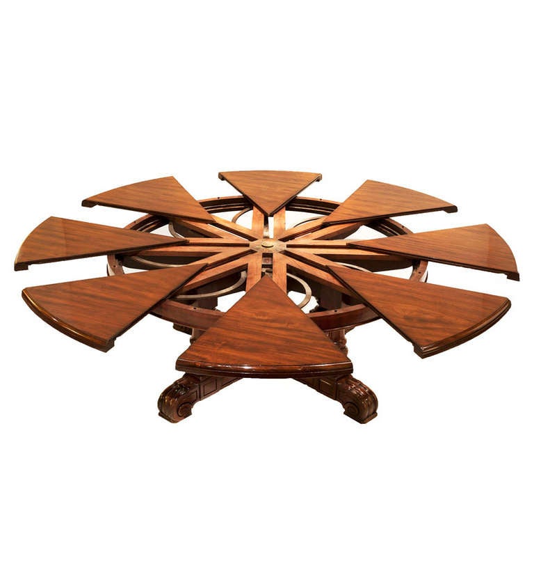A William IV mahogany circular extension dining table. In Excellent Condition For Sale In New York, NY