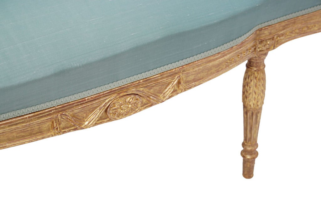 A George III giltwood settee. In Excellent Condition For Sale In New York, NY