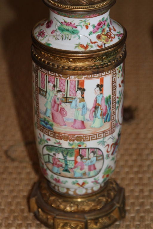 Lámparas chinas Famille Rose del siglo XVIII, pintadas a mano con detalle de llave griega. Recién cableado.

Monturas y detalles de bronce ormolu.