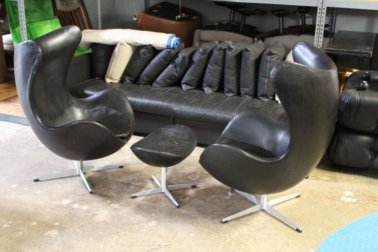 Pair of Leather Egg Chairs and Ottoman by Arne Jacobsen In Fair Condition In Dallas, TX