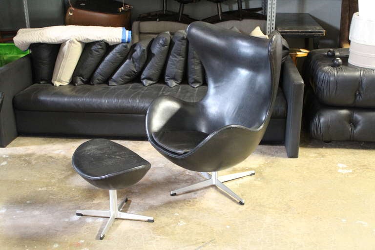 Mid-20th Century Pair of Leather Egg Chairs and Ottoman by Arne Jacobsen