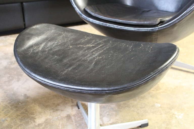Pair of Leather Egg Chairs and Ottoman by Arne Jacobsen 1