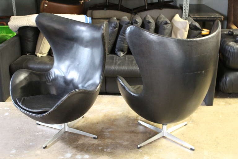 Pair of Leather Egg Chairs and Ottoman by Arne Jacobsen 3