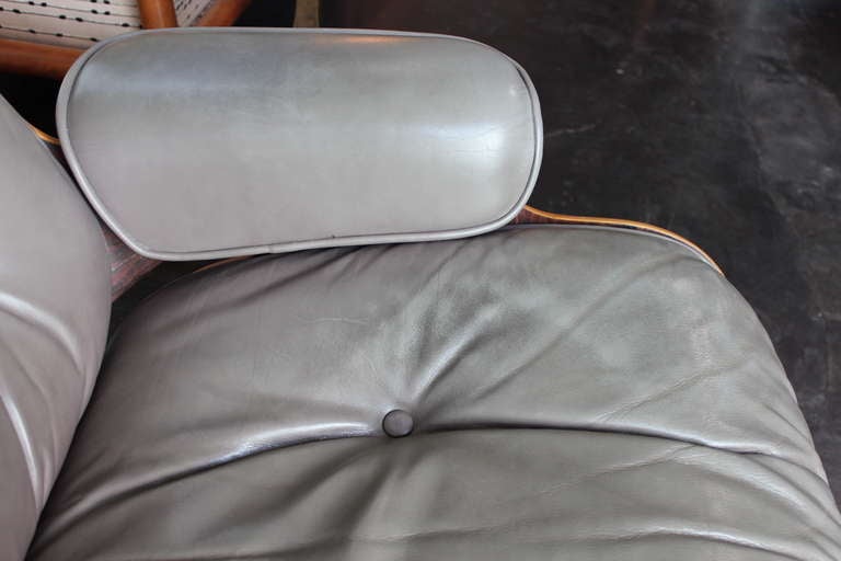 Original Rosewood and Grey Leather Eames Lounge Chair and Ottoman In Good Condition In Dallas, TX