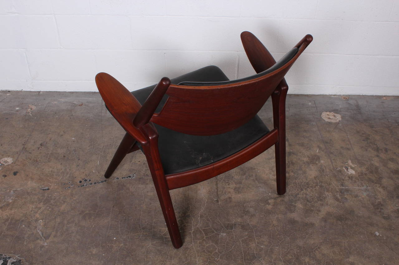 CH28 Sawback Lounge Chair by Hans Wegner 3
