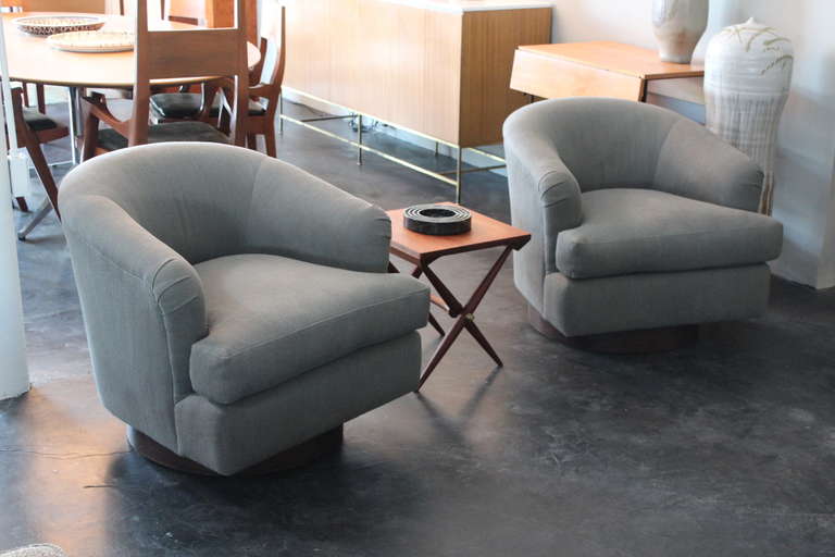 Pair of Swivel Lounge Chairs by Milo Baughman 4
