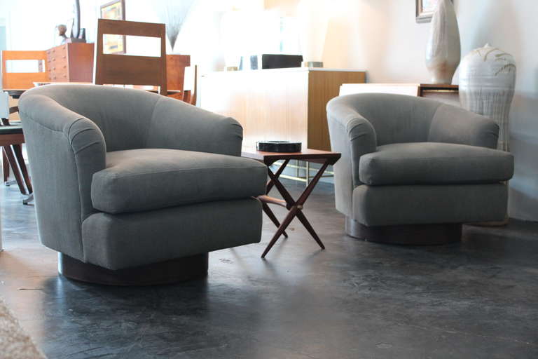 Pair of Swivel Lounge Chairs by Milo Baughman 5
