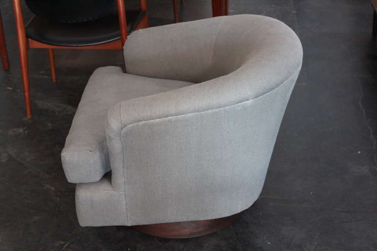Pair of Swivel Lounge Chairs by Milo Baughman 1