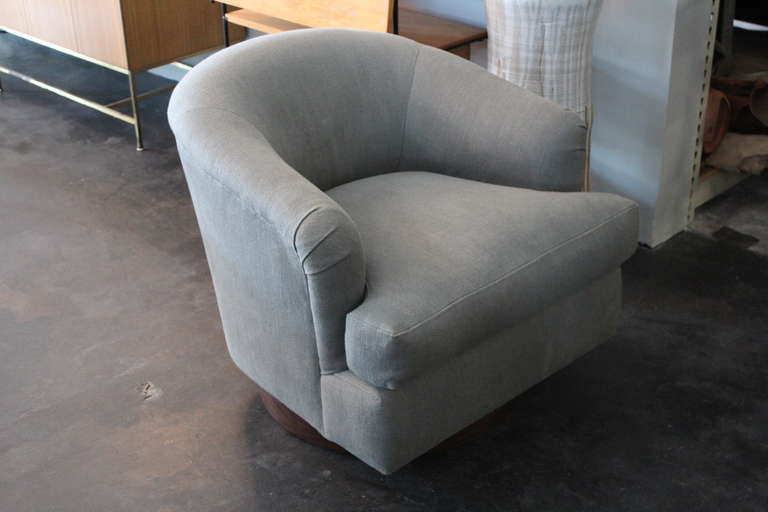 Pair of Swivel Lounge Chairs by Milo Baughman 3