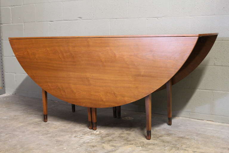 Walnut Oval Drop-leaf Table by Edward Wormley for Dunbar In Good Condition In Dallas, TX