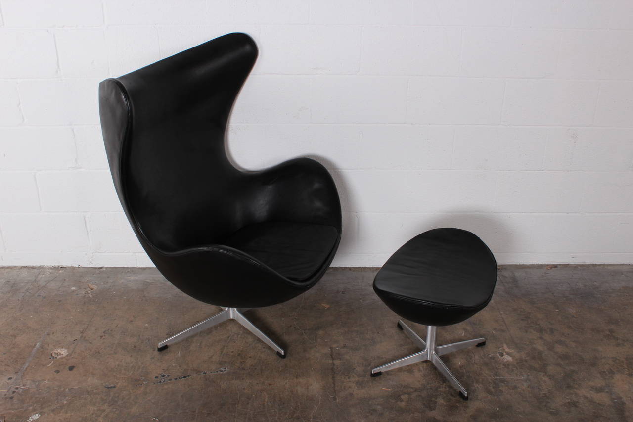 Egg Chair and Ottoman by Arne Jacobsen in Original Leather In Good Condition In Dallas, TX