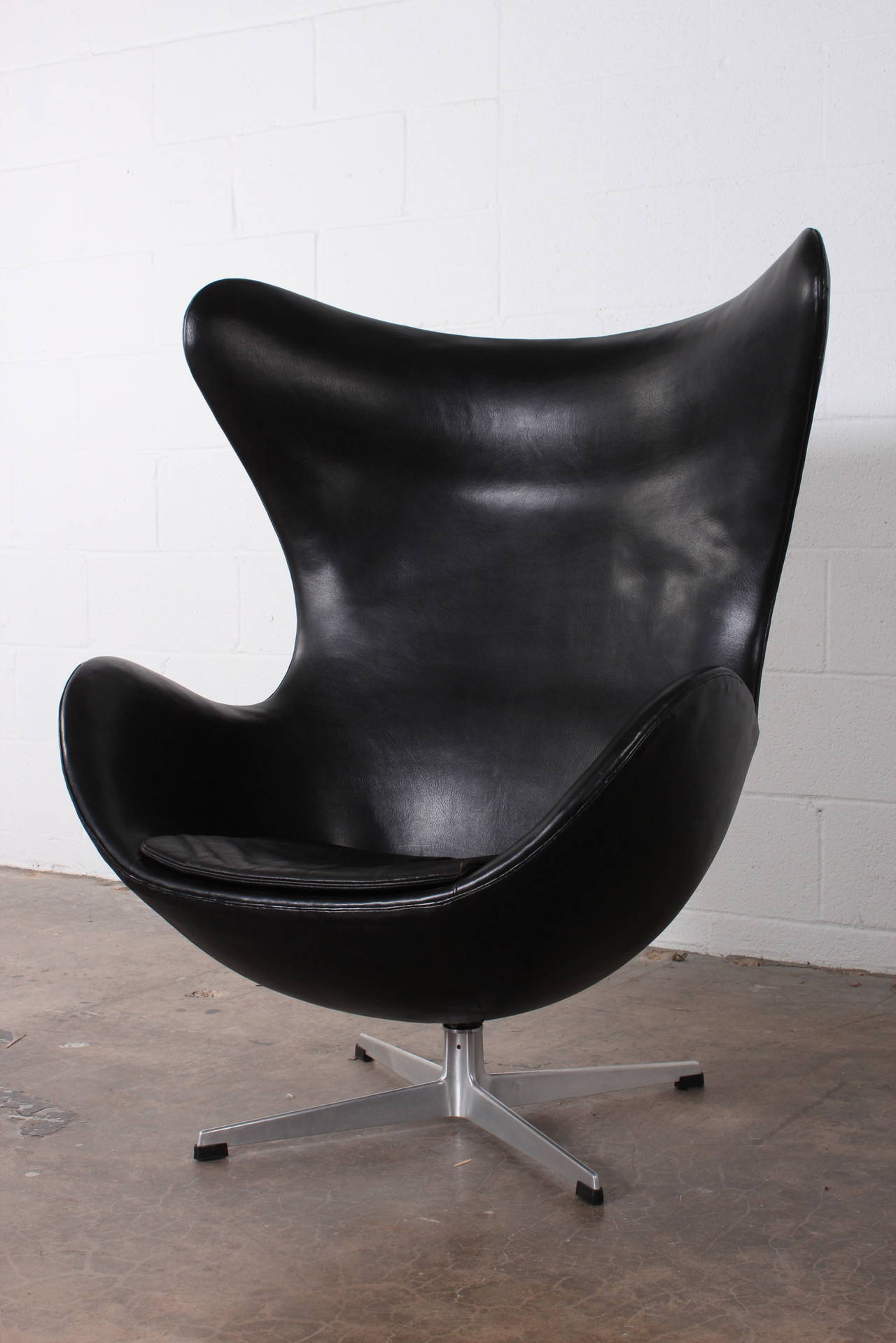Egg Chair and Ottoman by Arne Jacobsen in Original Leather 1