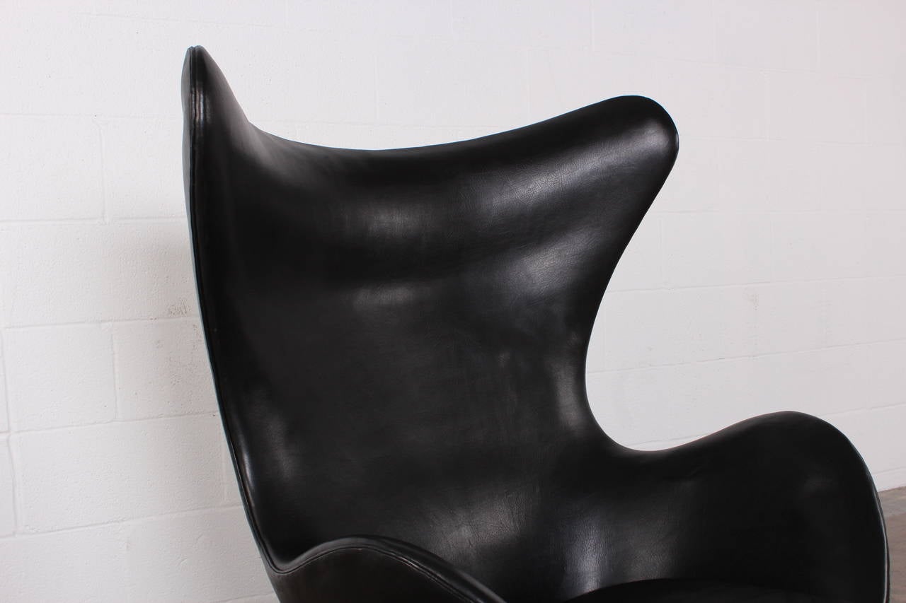 Egg Chair and Ottoman by Arne Jacobsen in Original Leather 4