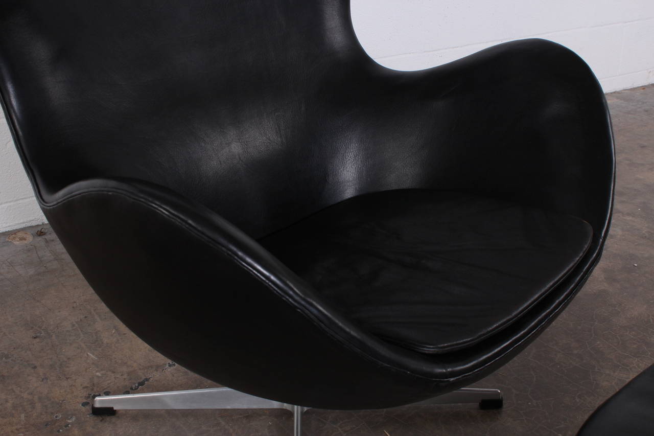 Egg Chair and Ottoman by Arne Jacobsen in Original Leather 3