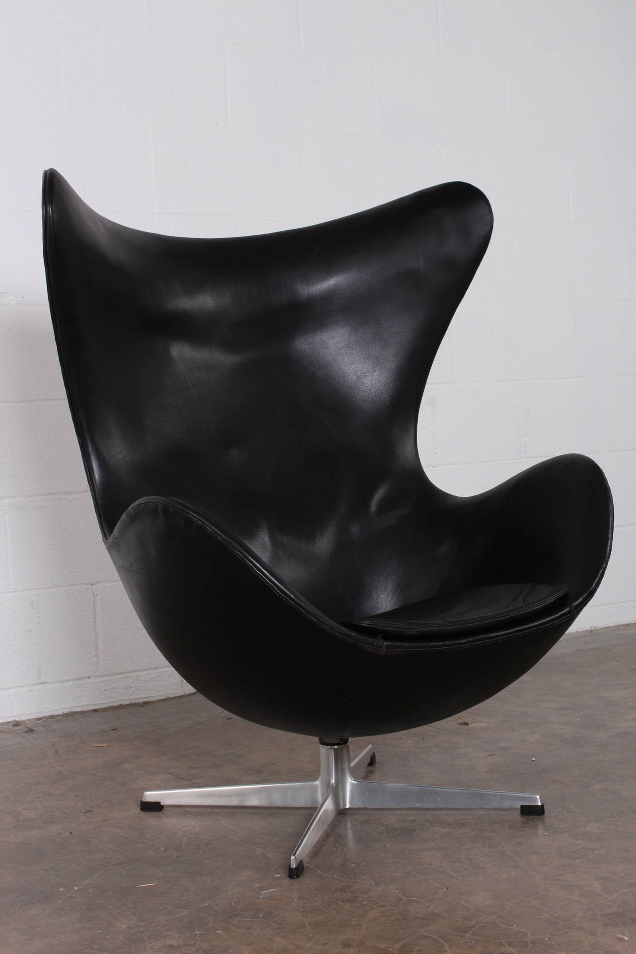 Egg Chair by Arne Jacobsen in Original Leather In Good Condition In Dallas, TX