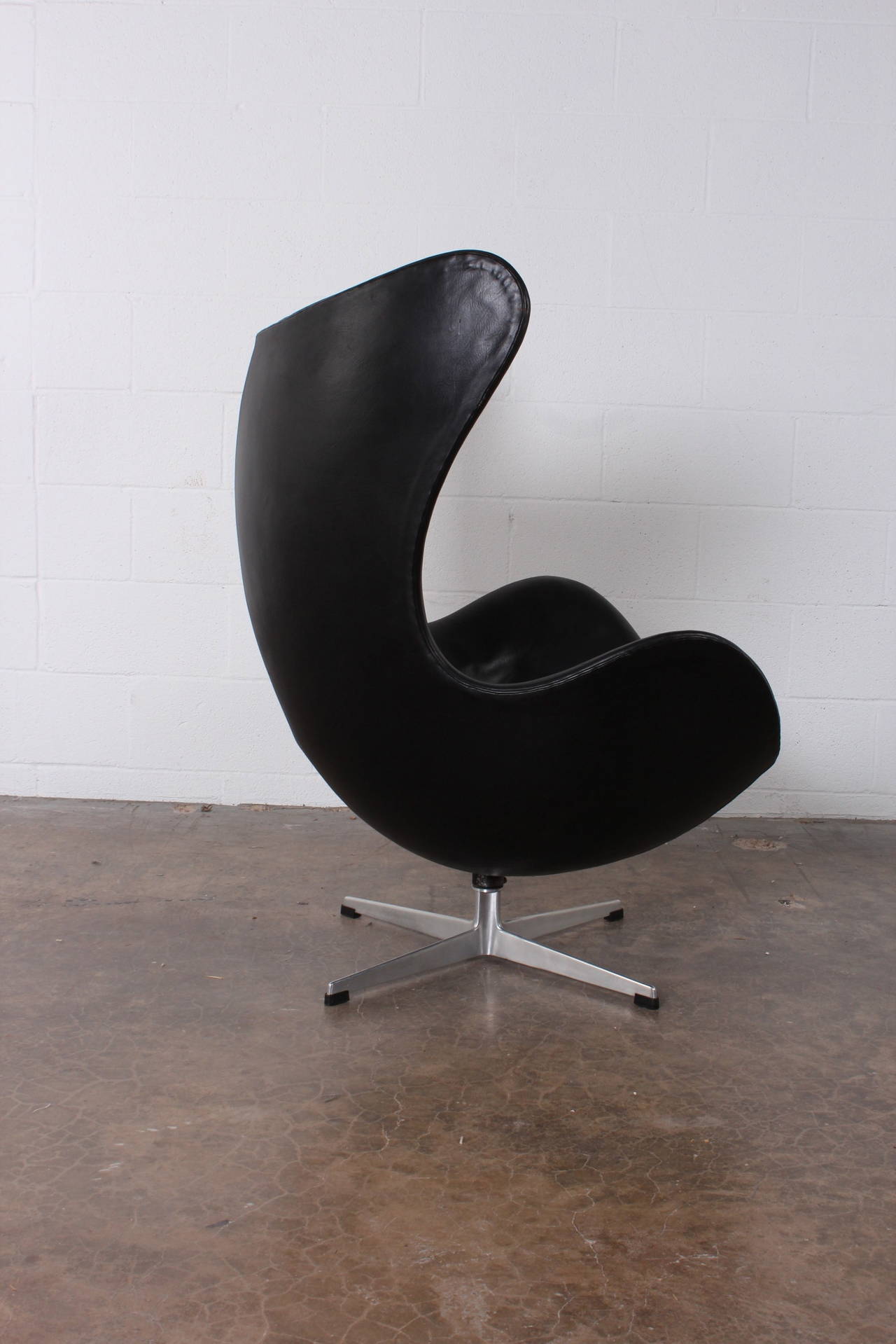 Mid-20th Century Egg Chair by Arne Jacobsen in Original Leather