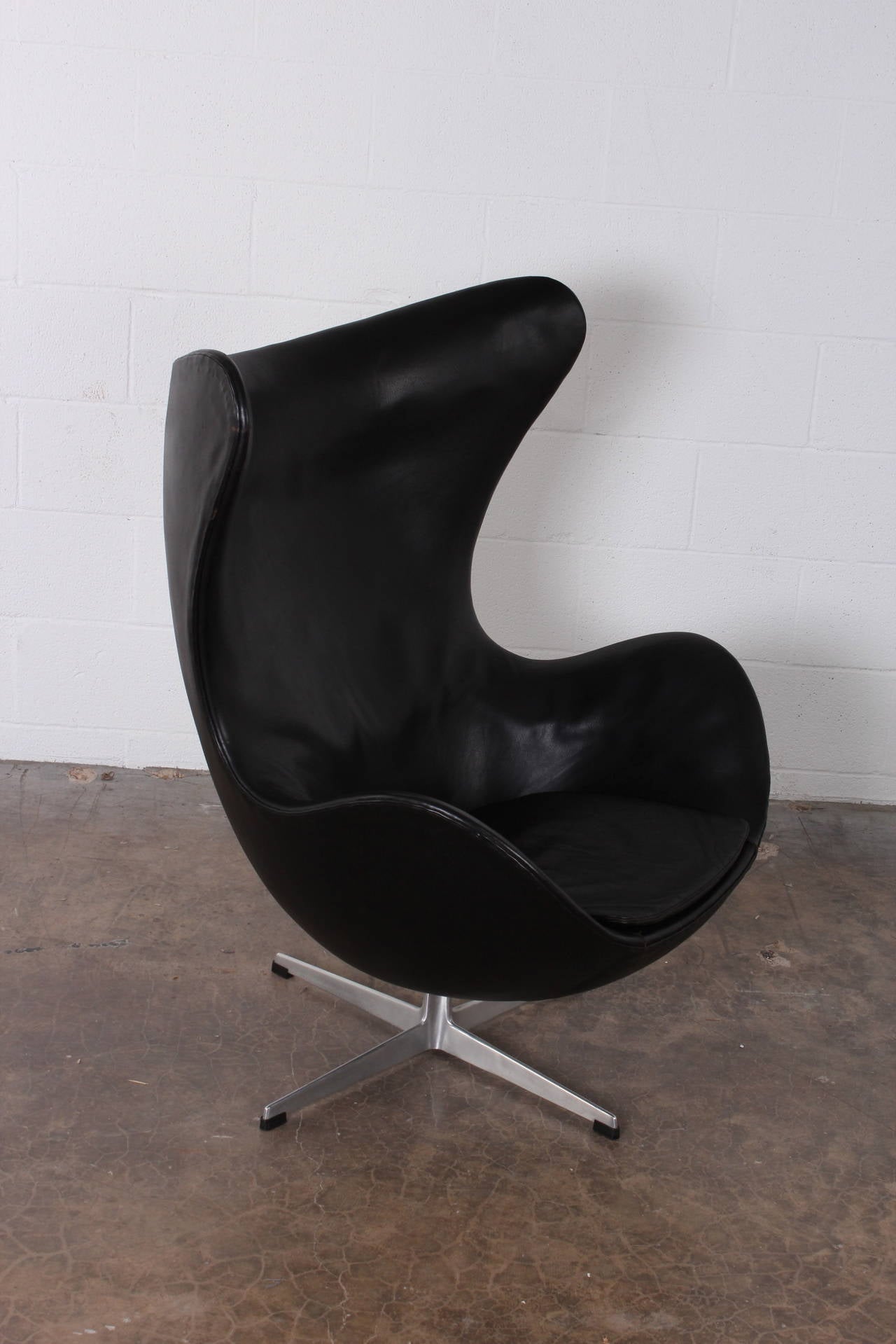 Egg Chair by Arne Jacobsen in Original Leather 5