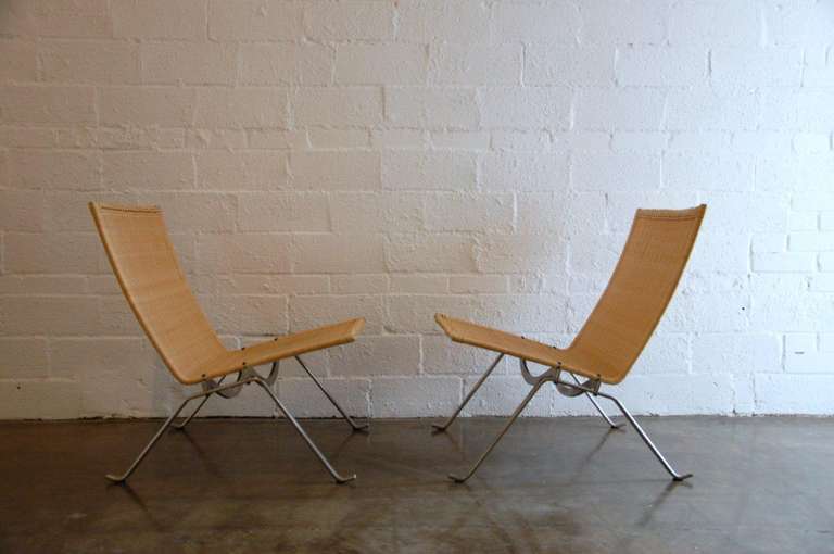 Ein Paar PK-22 Lounge-Sessel:: entworfen von Paul Kjaerholm für Fritz Hansen:: in ausgezeichnetem Originalzustand.
