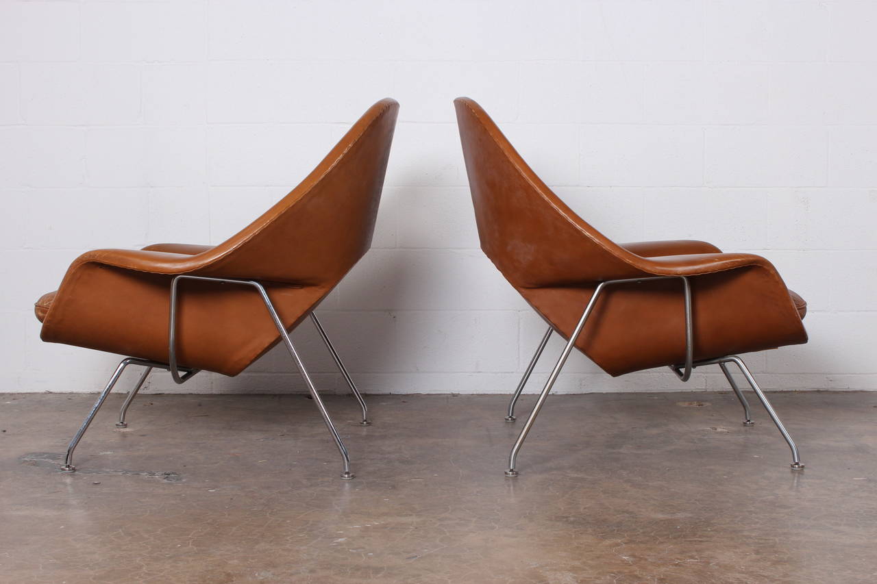 Pair of Early Womb Chairs by Eero Saarinen in Original Leather In Good Condition In Dallas, TX