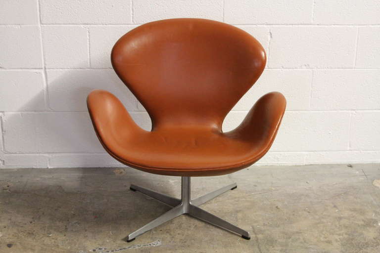 Swan swivel chair in original leather. Designed by Arne Jacobsen for Fritz Hansen.