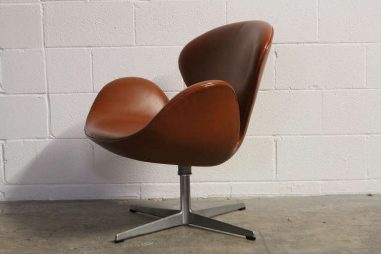 Leather Swan Chair by Arne Jacobsen for Fritz Hansen In Good Condition In Dallas, TX