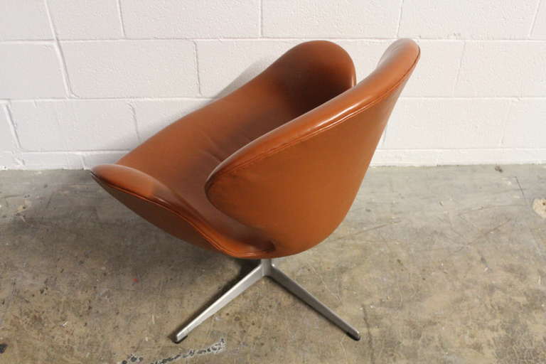 Leather Swan Chair by Arne Jacobsen for Fritz Hansen 1